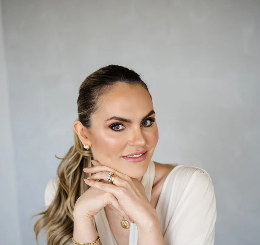 Dra. Amarilis Sand, dermatologista do Instituto ISC, de roupa clara, junto a uma janela